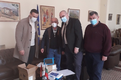Посланик Райчевски дари таблети за неделното училище „Христо Ботев“ в Тирана 